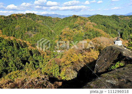 秩父札所32番法性寺の奥之院のお船岩の痩せ尾根北端部のお船観音像 秩父札所32番法性寺の奥之院のお船岩の痩せ尾根北端部のお船観音像 111296018