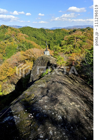 秩父札所32番法性寺の奥之院のお船岩の痩せ尾根北端部のお船観音像 111296019