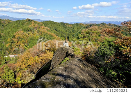 秩父札所32番法性寺の奥之院のお船岩の痩せ尾根北端部のお船観音像 111296021
