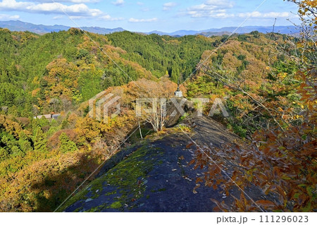 秩父札所32番法性寺の奥之院のお船岩の痩せ尾根北端部のお船観音像 秩父札所32番法性寺の奥之院のお船岩の痩せ尾根北端部のお船観音像 111296023