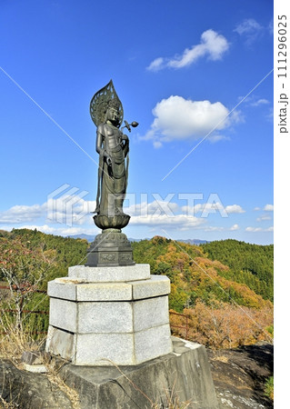 秩父札所32番法性寺の奥之院のお船岩の痩せ尾根北端部のお船観音像 111296025