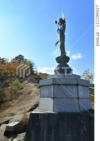 秩父札所32番法性寺の奥之院のお船岩の痩せ尾根北端部のお船観音像 111296027