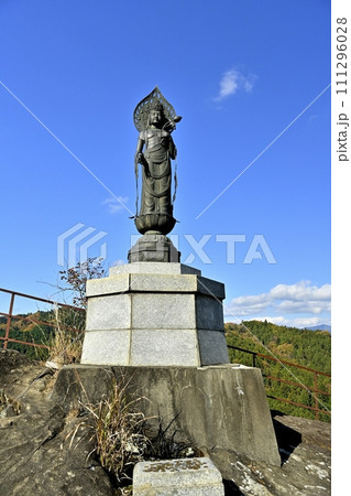 秩父札所32番法性寺の奥之院のお船岩の痩せ尾根北端部のお船観音像 111296028