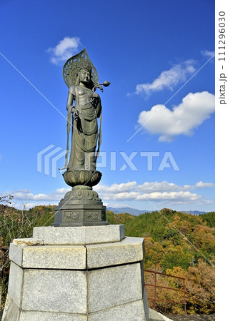 秩父札所32番法性寺の奥之院のお船岩の痩せ尾根北端部のお船観音像 111296030
