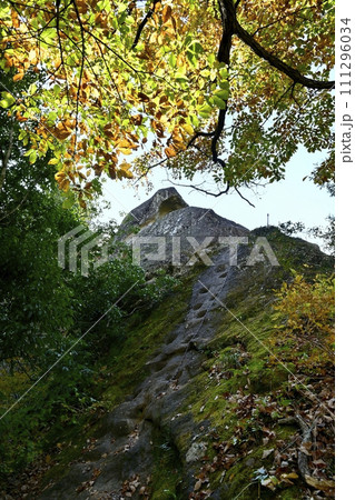 秩父札所32番法性寺の奥之院のお船岩の痩せ尾根南端部の道標に大日如来像のある岩塊 111296034