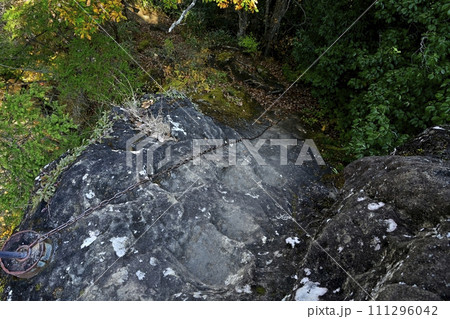 秩父札所32番法性寺の奥之院のお船岩の痩せ尾根南端部の道標に大日如来像のある岩塊 111296042