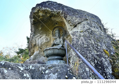 秩父札所32番法性寺の奥之院のお船岩の痩せ尾根南端部の道標に大日如来像 秩父札所32番法性寺の奥之院のお船岩の痩せ尾根南端部の道標に大日如来像 111296044