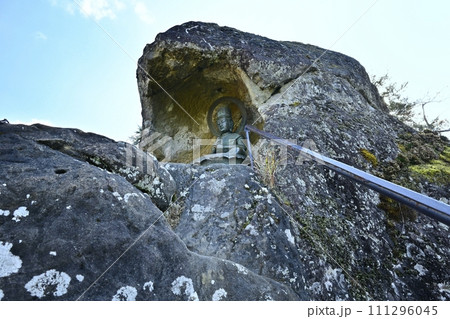 秩父札所32番法性寺の奥之院のお船岩の痩せ尾根南端部の道標に大日如来像 秩父札所32番法性寺の奥之院のお船岩の痩せ尾根南端部の道標に大日如来像 111296045