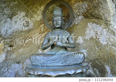 秩父札所32番法性寺の奥之院のお船岩の痩せ尾根南端部の道標に大日如来像 111296048