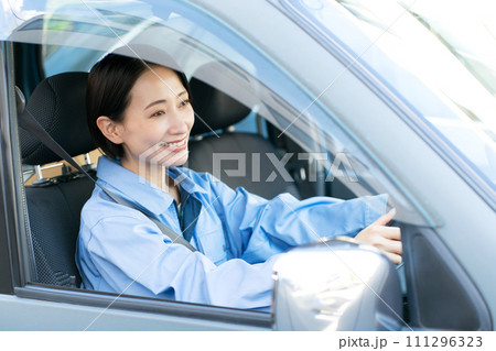 運転する女性ドライバー 111296323