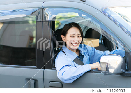 運転する女性ドライバー 運転する女性ドライバー 111296354