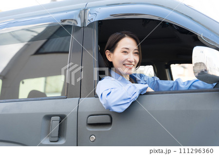 運転する女性ドライバー 運転する女性ドライバー 111296360