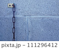 古いコンクリートの壁と錆びた鎖 111296412