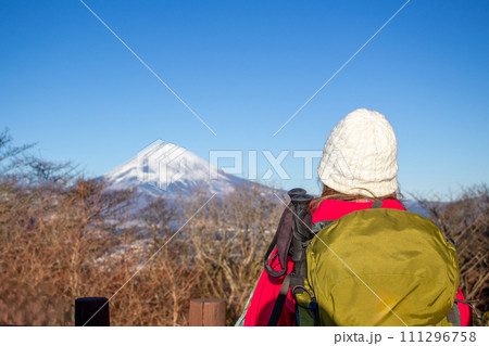 神奈川県と静岡県の境にある長尾峠近くの富士見台で富士山を眺める女性登山者 神奈川県と静岡県の境にある長尾峠近くの富士見台で富士山を眺める女性登山者 111296758