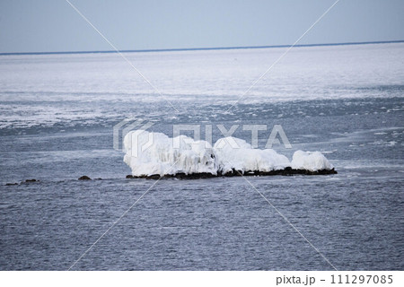 流氷に覆われた根室の海岸 111297085