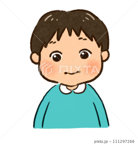 口を閉じて正面を見ている男の子　上半身 111297266