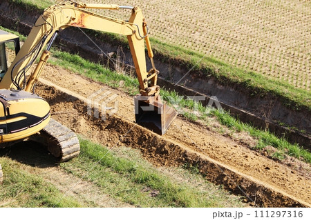 畦畔盛土と土羽打ち ショベルカー ユンボ 畦畔盛土と土羽打ち ショベルカー ユンボ 111297316