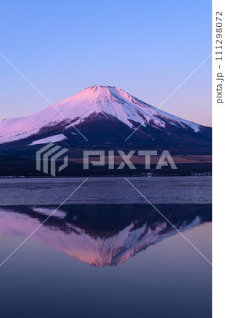 山梨県・早朝の山中湖と逆さ富士の絶景(紅富士) 山梨県・早朝の山中湖と逆さ富士の絶景(紅富士) 111298072