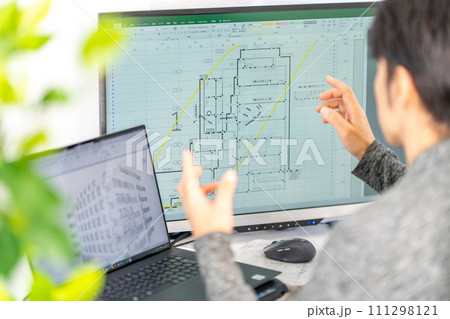 工事工程表を説明する男性一級建築士　ネットワーク工程表　工事監理 111298121