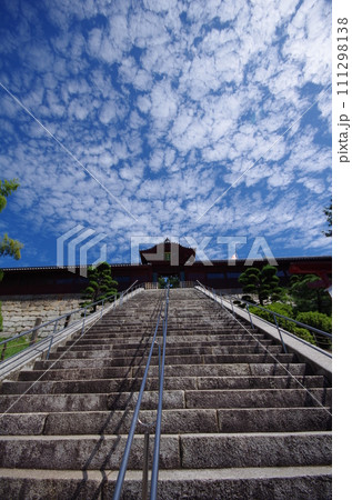 広島二葉の里　広島東照宮　唐門へ続く石段 111298138