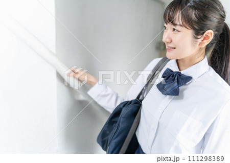 学校の校舎内・廊下・階段を歩く笑顔の高校生・中学生・女子高生(制服・学生服) 学校の校舎内・廊下・階段を歩く笑顔の高校生・中学生・女子高生(制服・学生服) 111298389