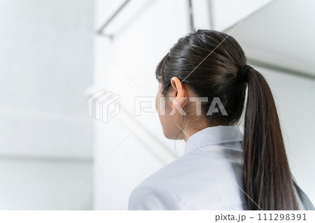 学校の校舎内・廊下・階段を歩く高校生・中学生・女子高生の後ろ姿(制服・学生服) 学校の校舎内・廊下・階段を歩く高校生・中学生・女子高生の後ろ姿(制服・学生服) 111298391