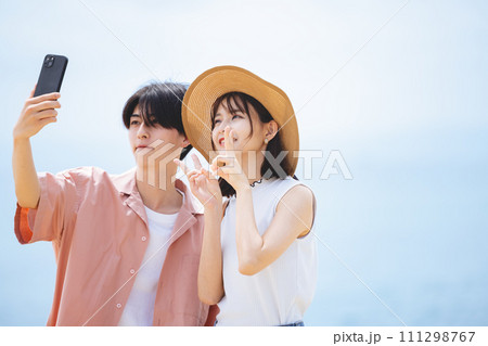 自撮りするカップル 111298767