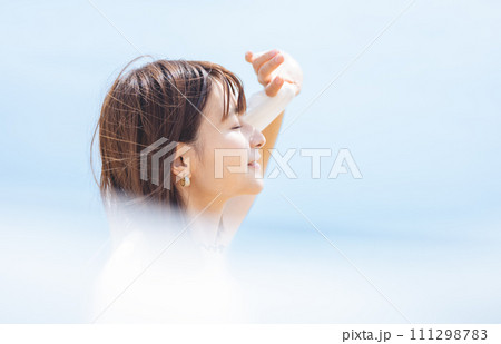 海で風を感じる女性 ビューティイメージ 海で風を感じる女性 ビューティイメージ 111298783
