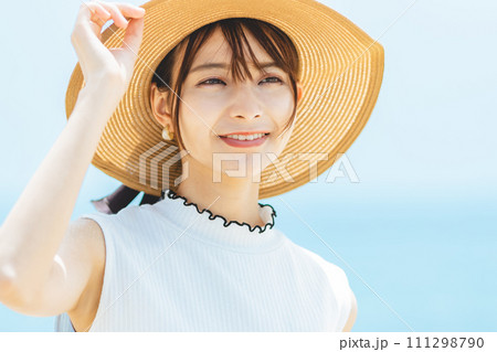 麦わら帽子をかぶる女性 麦わら帽子をかぶる女性 111298790