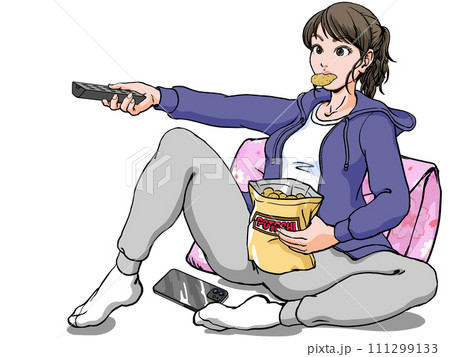 クッションにもたれポテチをかじる_ぐーたらする若い女性 クッションにもたれポテチをかじる_ぐーたらする若い女性 111299133