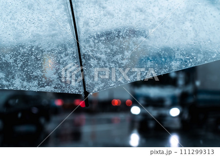 雪の夕刻のビニール傘越しの視界 幹線道路の交通　a-4 シアン色 111299313