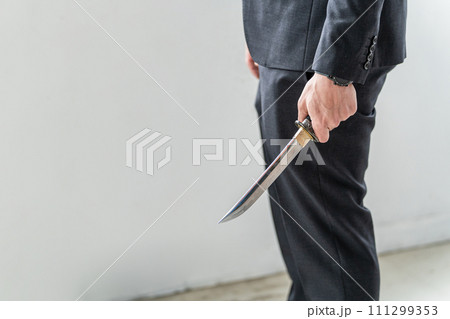 刃物を突き出す男性(凶器・傷害・正当防衛・犯罪・脅迫・事件) 刃物を突き出す男性(凶器・傷害・正当防衛・犯罪・脅迫・事件) 111299353