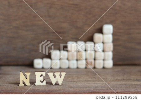 NEWの文字　投資イメージ　増えるイメージ　伸びるイメージ　ナチュラルなイメージ　木材 111299558