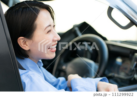 運転する女性ドライバー 111299922
