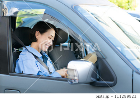 運転する女性ドライバー 運転する女性ドライバー 111299923