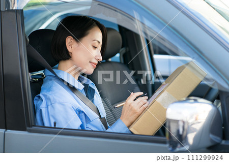 運転する女性ドライバー 運転する女性ドライバー 111299924