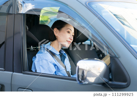 運転する女性ドライバー 運転する女性ドライバー 111299925