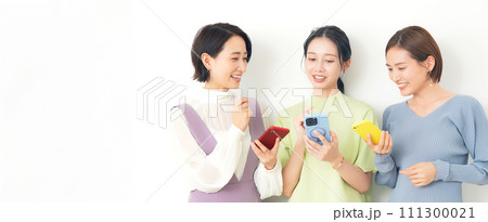 スマホを見ながら会話するミドル女性グループ 111300021