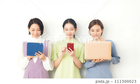デジタル機器を見るミドル女性グループ 111300023