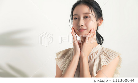 ナチュラルメイクの女性の美容イメージ 111300044