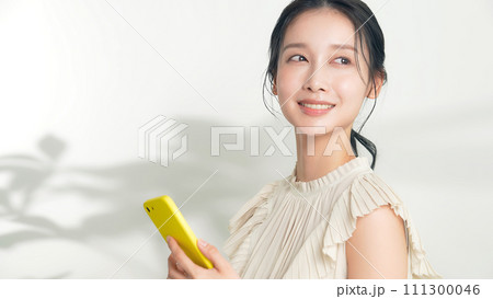 スマホを使う女性 スマホを使う女性 111300046