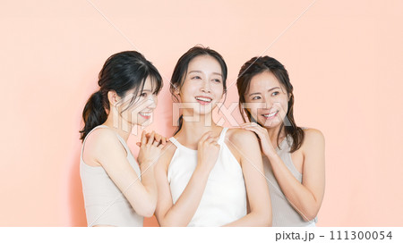 ナチュラルカラーの衣装を着たミドル女性グループの美容イメージ スキンケア コスメ ナチュラルカラーの衣装を着たミドル女性グループの美容イメージ スキンケア コスメ 111300054