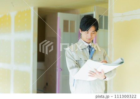 工事現場で指示する作業員 111300322