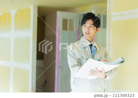 工事現場で指示する作業員 111300323