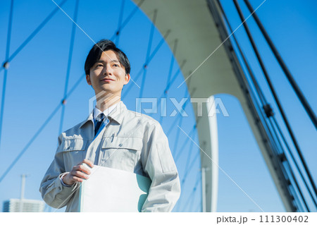 作業着を着た男性 作業着を着た男性 111300402