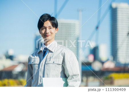 作業着を着た男性 111300409