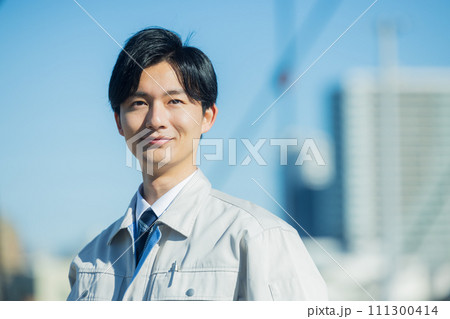 作業着を着た男性 111300414