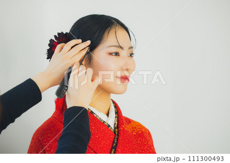 赤い振袖に袴　着付け 111300493