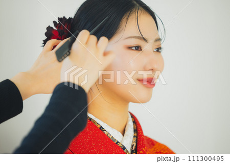 赤い振袖に袴　着付け 111300495