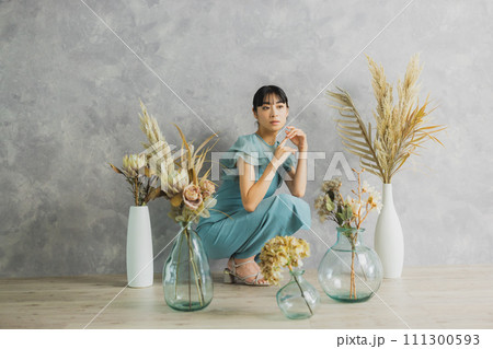 花を持つ女性 111300593